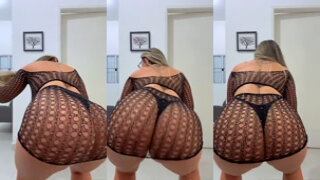 Jana Reis Meneando Su Tremendo Culo Con Tanga Metida